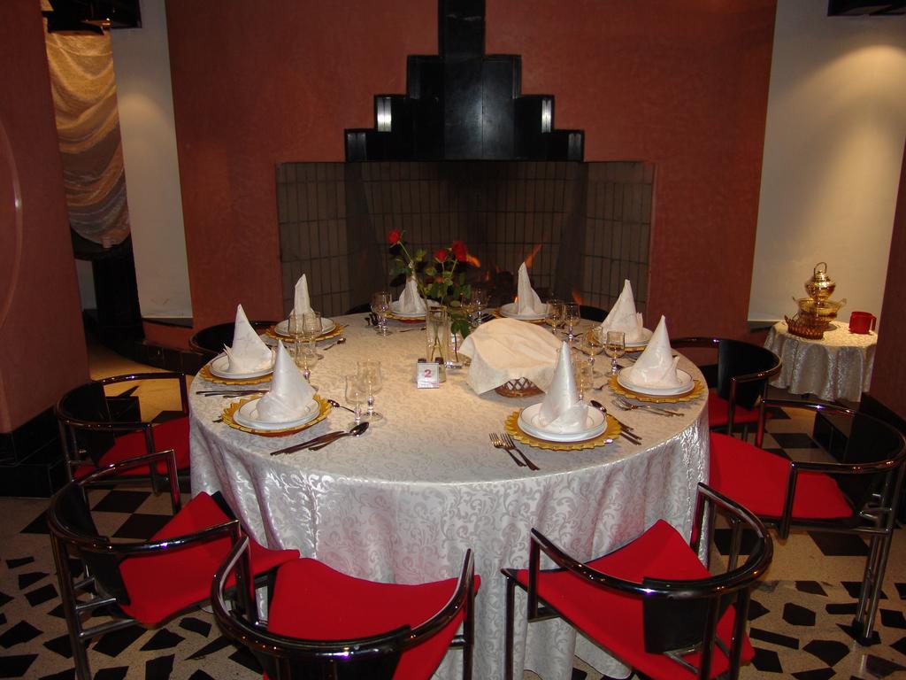 El Pueblo Tamlelt Hotel